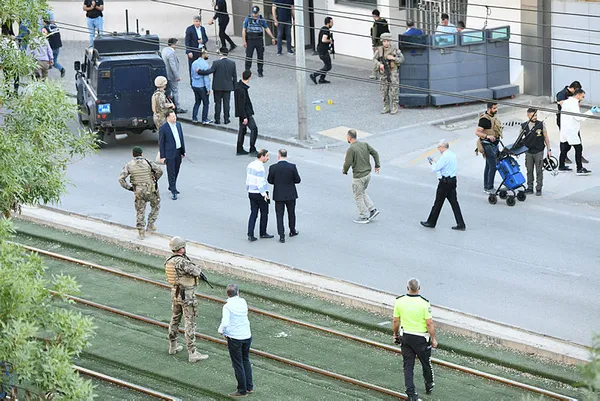 Son dakika | Gaziantep’te canlı bomba alarmı! Emniyet Müdürlüğü’nde 1 kişi polisler tarafından vuruldu