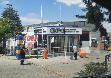 Kontrolden çıkan tır güvenlik kulübesine çarptı: 1 yaralı