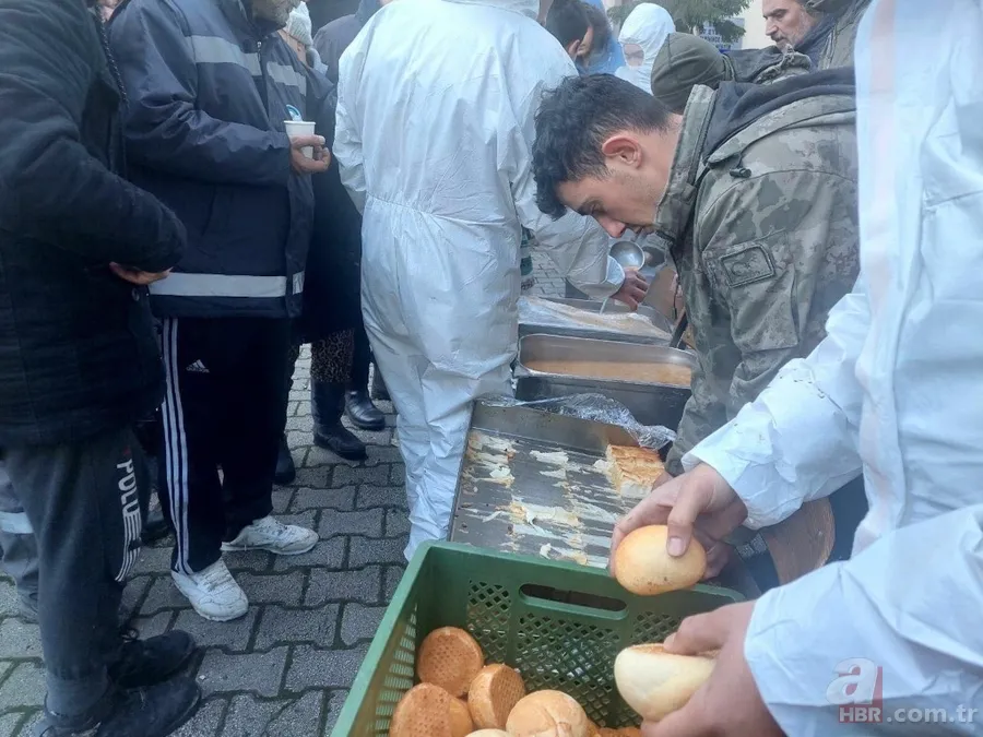 Mehmetçik deprem bölgesinde var gücüyle aralıksız çalışıyor 22