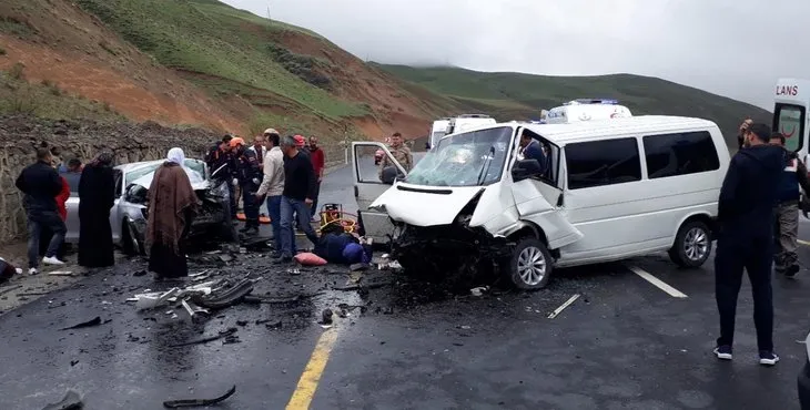 Erzurum’da iki araç kafa kafaya çarpıştı