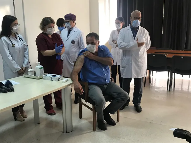 Son dakika: Cerrahpaşa’da ilk gönüllü aşılama yapıldı