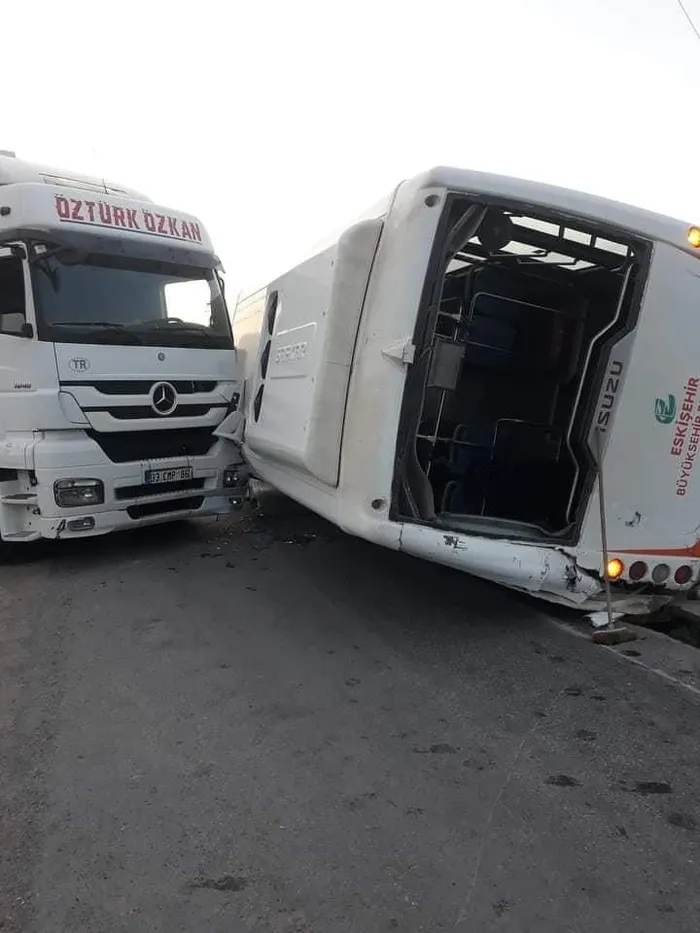 belediye-otobusu-ve-2-tirin-karistigi-kazada-7-kisi-yaralandi-1715981215318.jpg Belediye otobüsü ve 2 tırın karıştığı kazada 7 kişi yaralandı - 1