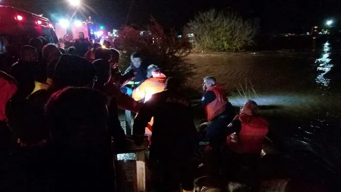 Adana'da sele kapılan otomobildeki 4 kişi kurtarıldı - 2