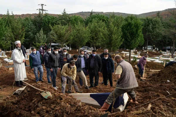 son-dakika-turkiyede-koronavirus-mezarliklari-dunyaya-boyle-servis-edildi-1608058443920.jpg Son dakika: Görüntüler İstanbul'dan! Türkiye'de koronavirüs mezarlıkları: Dünyaya böyle servis edildi - 2