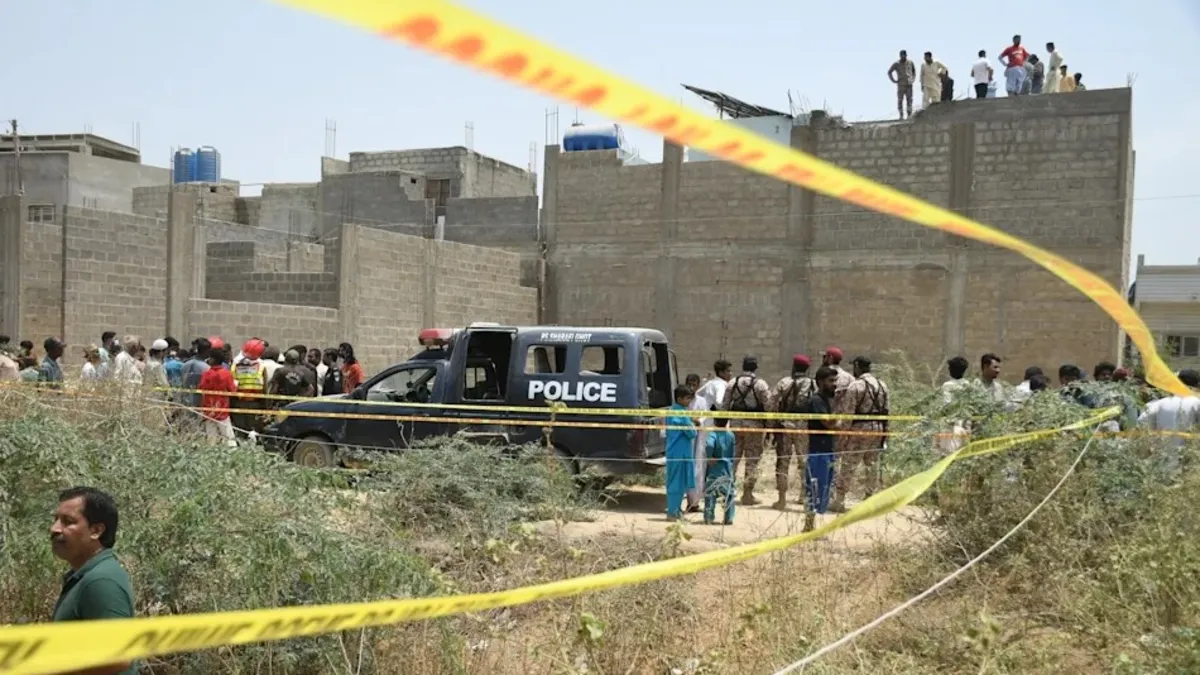 Pakistan'da roketatarlı saldırı! Karakola baskın düzenleyip bankaları kundakladılar