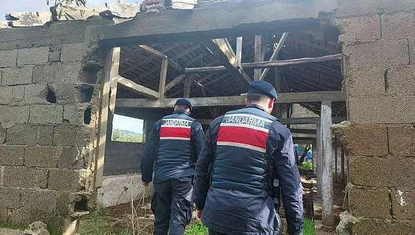 jandarmadan-huzur-operasyonu-49-kisiye-gozalti-aralarinda-fetopyd-uyesi-de-bulunuyor-1701458403962.jpg Jandarmadan huzur operasyonu: 49 kişiye gözaltı! Aralarında FETÖ/PYD üyesi de bulunuyor - 1