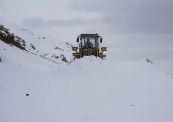 Şırnak'ta kar kalınlığı 1 metreyi buldu! Bölge beyaz örtüye teslim