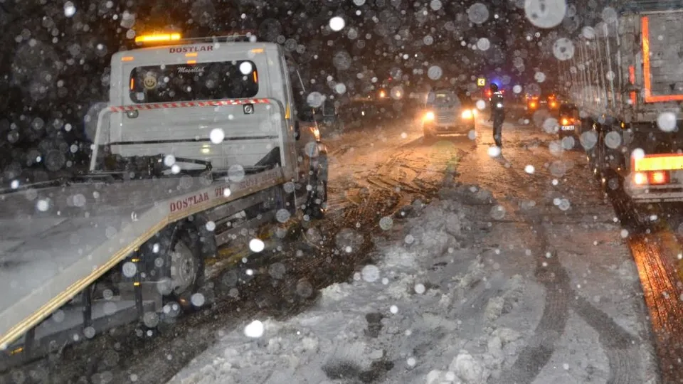 Karayollarında kar tehlikesi! TIR'ların geçişine izin verilmiyor