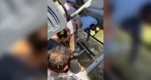 Yolcu otobüsü devrildi! Yolcular camları kırdı