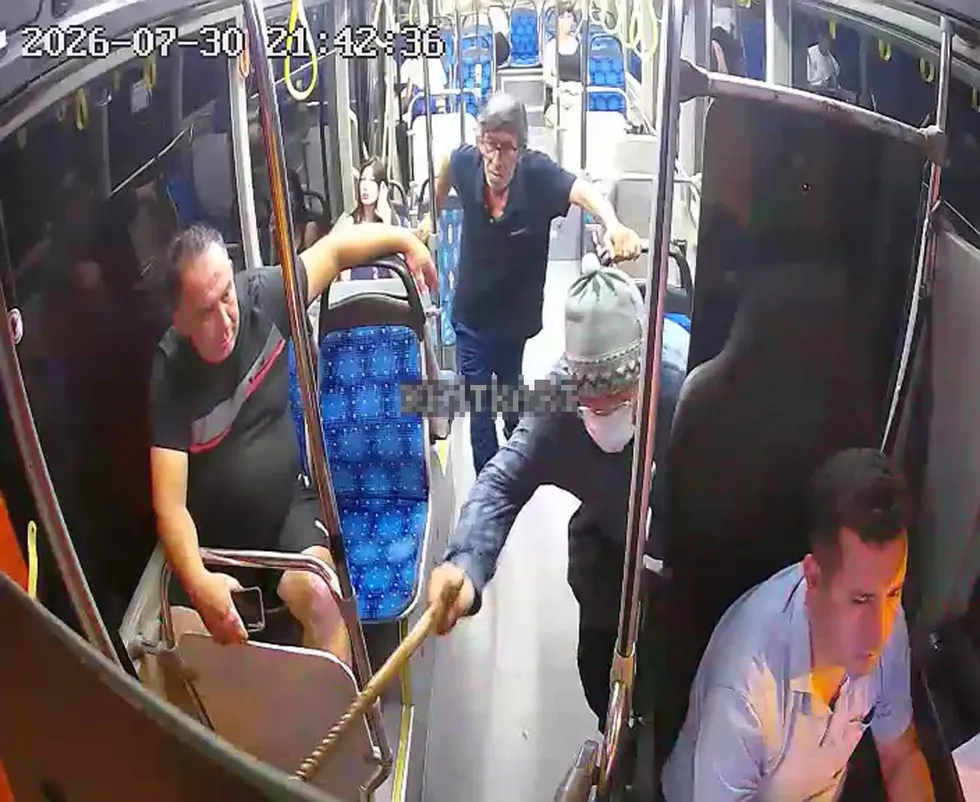 kilik-degistirip-otobuslere-bindi-soforleri-boyle-denetledi-1790780931820.jpg Kılık değiştirip otobüslere bindi! Şoförleri böyle denetledi - 3
