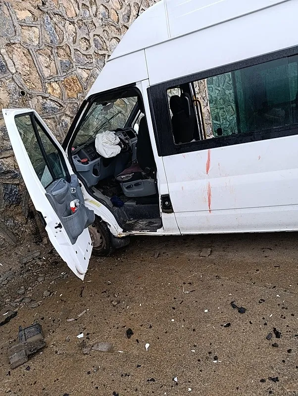 siirtte-facia-gibi-kaza-ogrenci-servisi-ile-otomobil-carpisti-12-yarali-1771946909543.jpeg Siirt'te facia gibi kaza! Öğrenci servisi ile otomobil çarpıştı: 12 yaralı - 1