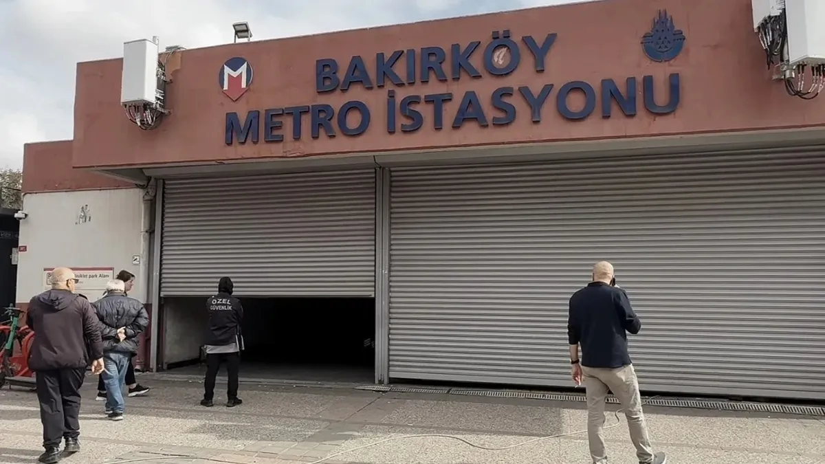 Bakırköy'de metro istasyonunda yolcu raylara atlayarak intihar etti