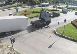 Amasya’da TIR'ın dorsesi yola düştü