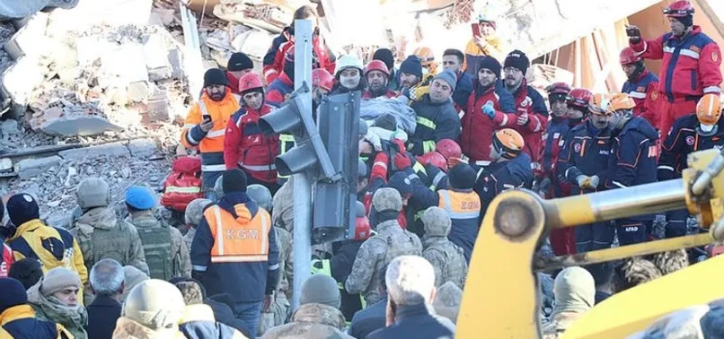 Enkazdan 8 dakika arayla çıkarılan Miraç hayatını kaybetti, annesi tedaviye alındı