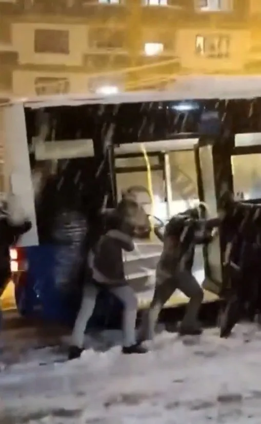 Ankara karlar altında Mansur Yavaş nerede? CHP'li belediyenin müdahalesi yetersiz! Vatandaş yollarda kaldı - 4