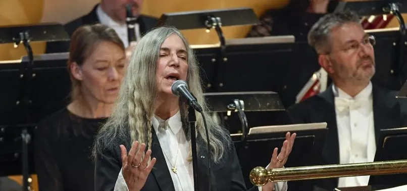 Nobel ödül töreninde Patti Smith şarkı sözlerini unuttu