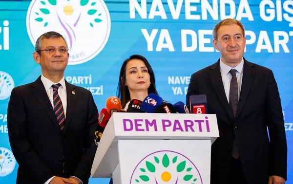 pkknin-partisi-demden-nevruz-programinda-skandal-teroristbasi-ocalan-sloganlari-atildi-pkk-pacavralari-asildi-1710695018262.jpeg PKK'nın partisi DEM'in nevruz programında terör propagandası! Bebek katili Öcalan sloganları atıldı: PKK paçavraları asıldı - 1