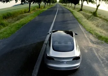 Tesla Model 3 ile Amerika'daki en hızlı yolculuğu yaptılar