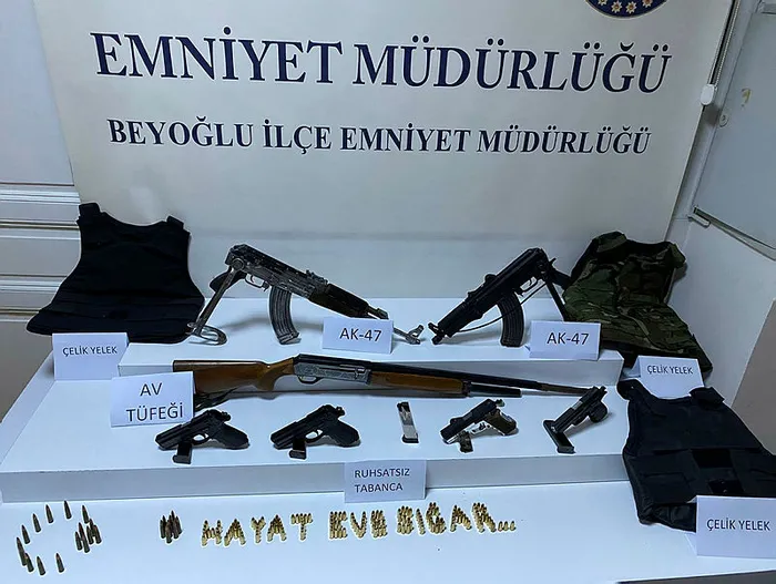 Son dakika: İstanbul Beyoğlu'nda iki grup çatıştı! Ev ve iş yerlerinde cephanelik ele geçirildi - 4