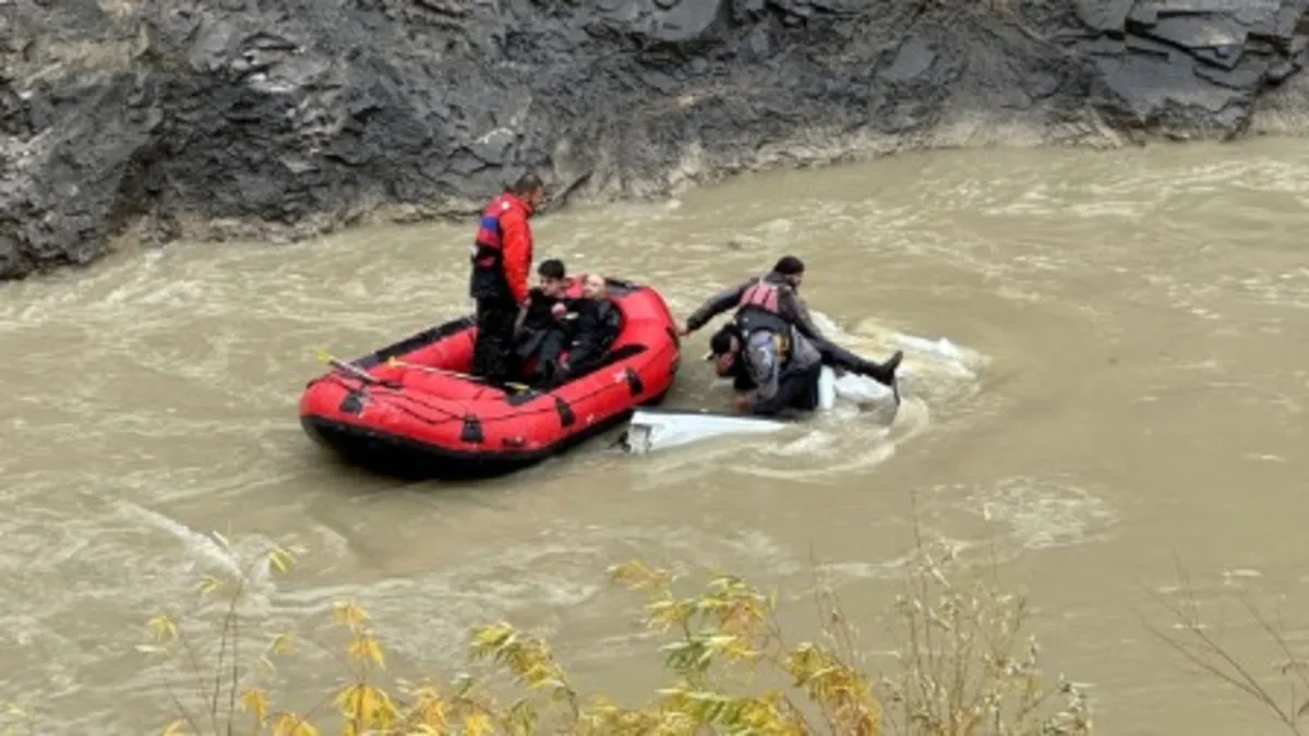 Hakkari'de Zap Suyu'nda dehşet! Pikap düştü 2 kişi öldü