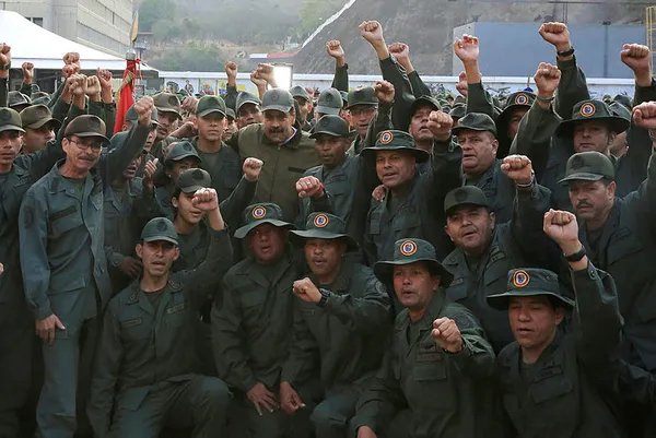 Maduro askerlerle yürüyerek gövde gösterisi yaptı