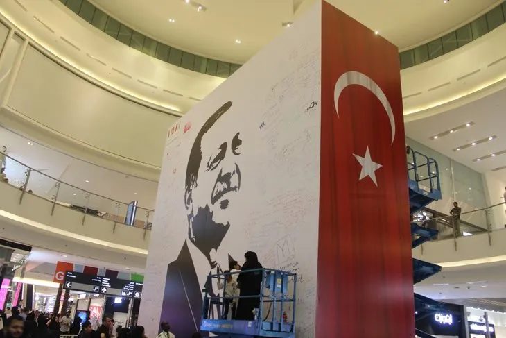 Katar’daki Erdoğan posterine yoğun ilgi