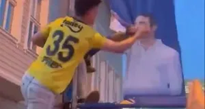Fenerbahçe taraftarları Koç pankartına saldırdı