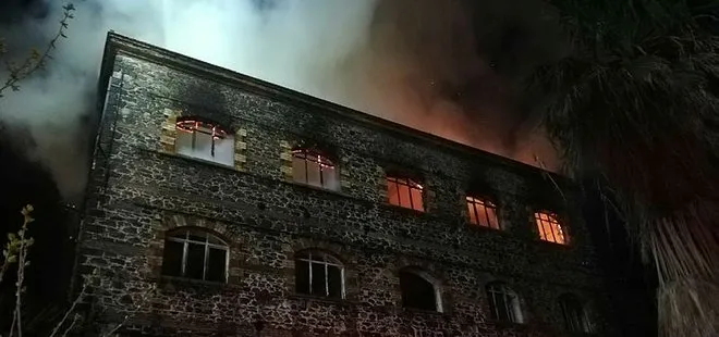 İzmir’de 4 katlı tarihi binada yangın