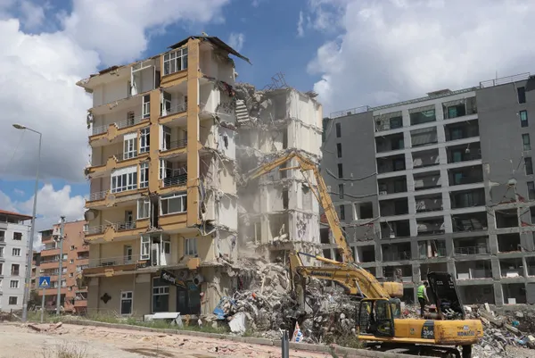 1682935192749.jpg Asrın felaketinin ardından Hatay! Enkaz kaldırma çalışmaları sürüyor! - 2
