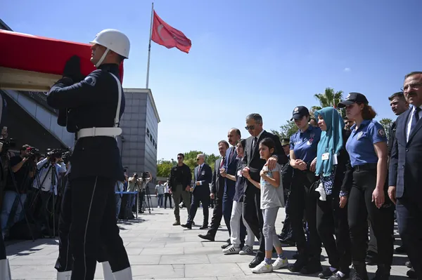 kagithanede-sehit-olan-polis-son-yolculuguna-ugurlandi-naasi-istanbul-emniyet-mudurlugunun-vatan-caddesindeki-1692963996697.jpg Kağıthane'de şehit olan polis memuru Hakan Telli son yolculuğuna uğurlandı