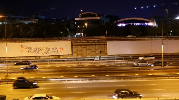 ibbnin-soktugu-dikey-bahcelerin-yerini-gri-duvarlar-aldi-genclerden-imamogluna-tepki-mahvetti-1658407376683.jpg İBB'nin söktüğü dikey bahçelerin yerini gri duvarlar aldı! Gençlerden İmamoğlu'na tepki: Mahvetti - 1