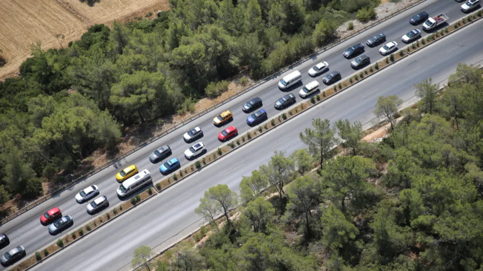 Tatil dönüşü çileye döndü! Araç kuyruğu 15 kilometreyi buldu