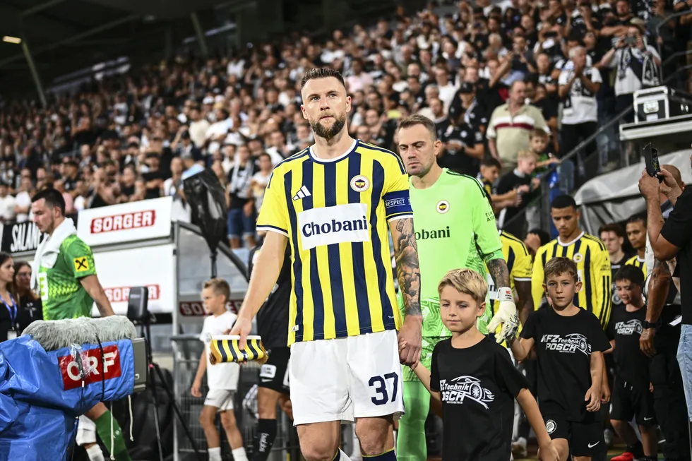 canli-fenerbahce-sturm-graz-1786476195881.jpg Kanarya play-off biletini kaptı! Maç sonucu: Sturm Graz 0-1 Fenerbahçe - 6