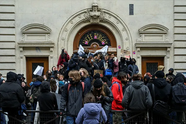 Paris ve Londra alev alev! Binlerce kişi protesto için sokaklara indi! Hedeflerinde emeklilik reformu ve maaş artışı var...