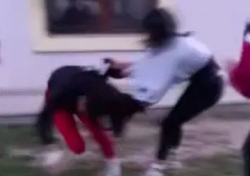 Saçlarından tutup yerde sürükledi! Kızların kavgası kameraya yansıdı