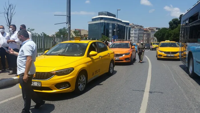 Taksicilerin İmamoğlu öfkesi! Tarlabaşı’nda toplanıp konvoy halinde CHP İl Başkanlığına gitti