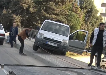 Gaziantep'teki kazada araç köprüde asılı kaldı