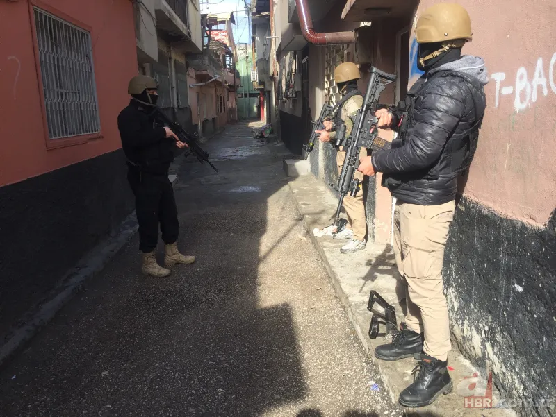 Adana’da zehir tacirlerine gündüz vakti film sahnelerini aratmayan operasyon! 11 zanlı yakalandı 15