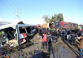 Tunus'ta yolcu treni otobüse çarptı: 5 ölü