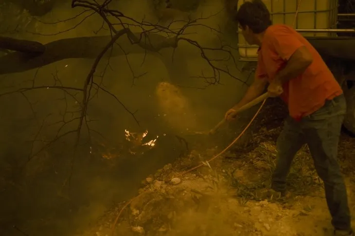 Yunanistan’daki orman yangınları sönmüyor! Gemilerde yatmaya başladılar