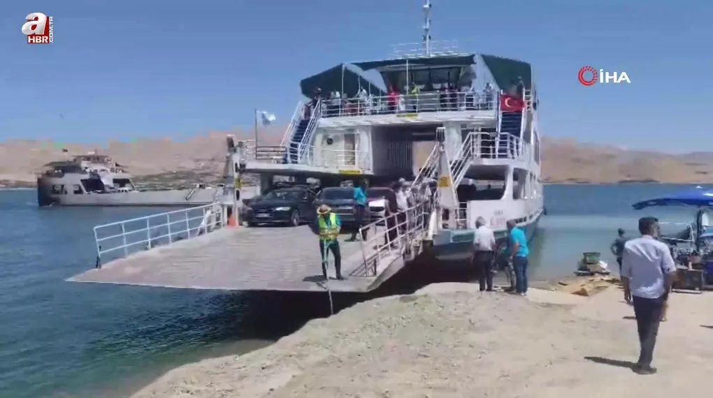 Yakıtı biten feribotta panik