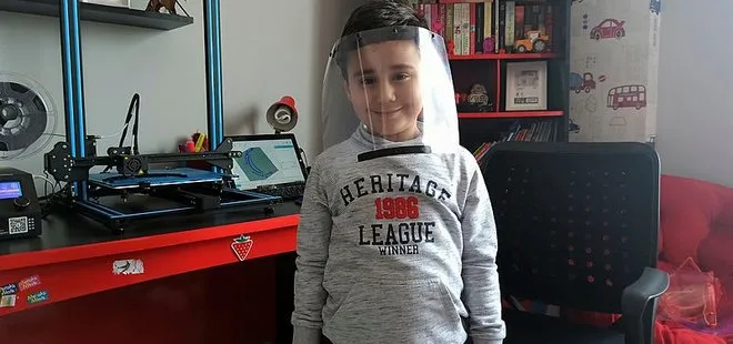 Mersinde 7 yaşındaki Tuğrul, evde sağlık çalışanları için siperlik maske üretiyor