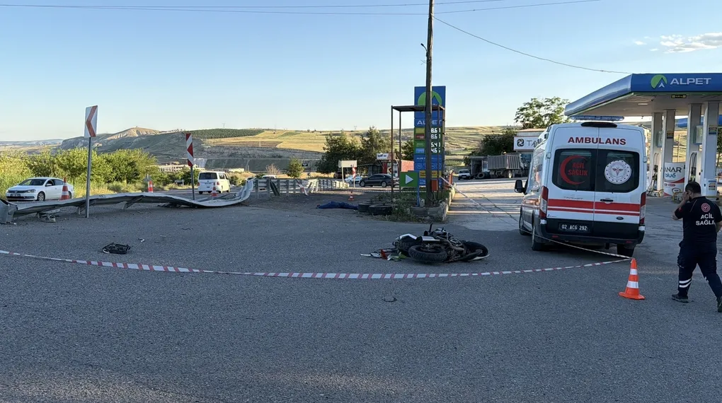 Ölüm virajında motosiklet takla attı: 1 ölü