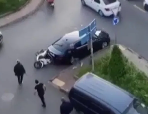 1685107643039.jpg İstanbul’da sopalı yumruklu yol verme kavgası! Ortalık bir anda karıştı - 1