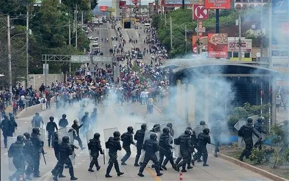 Honduras’ta protestocular ABD elçilik binasının kapısına dayandı