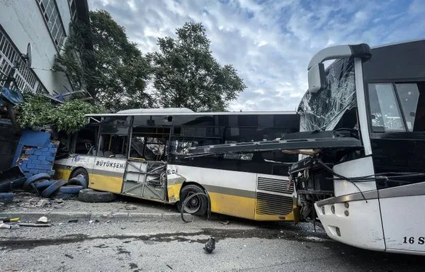 feci-kaza-bursada-servis-araci-ile-ozel-halk-otobusu-carpisti-1684128824600.jpg Feci kaza! Bursa'da servis aracı ile özel halk otobüsü çarpıştı - 2