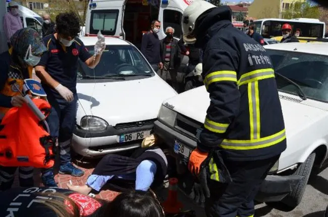 Aksaray'da koronavirüs tedavisinden dönen kadın iki aracın altında kaldı - 1