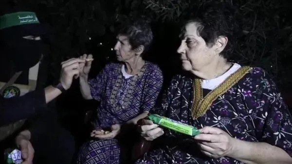 Hamas’ın serbest bıraktığı esirler gördükleri güzel tavırları öve öve bitiremedi: Bana çok iyi davrandılar