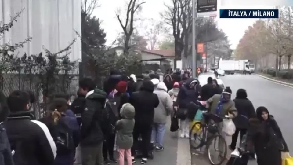 İtalya Milano’da binlerce kişi yemek kuyruğunda! Saatlerce beklediler