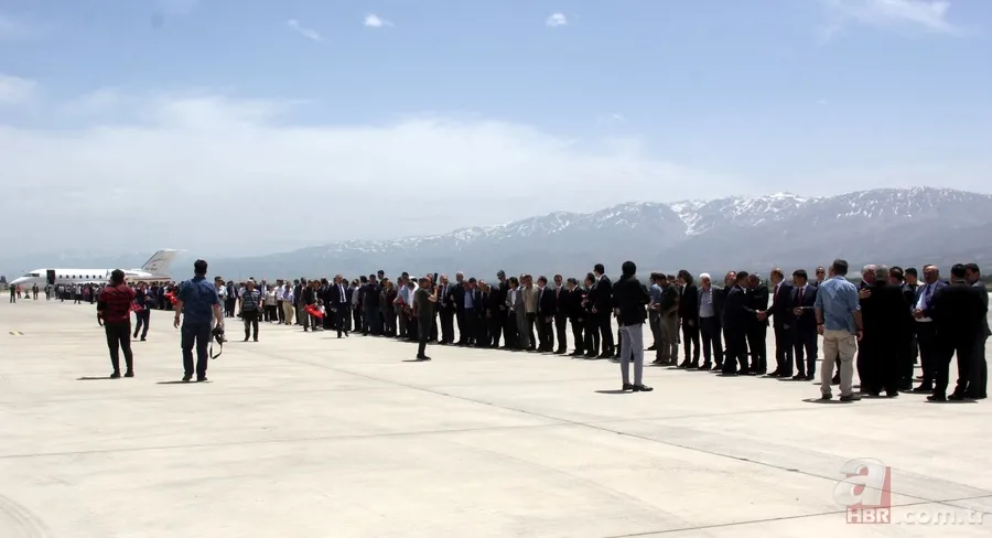 Erzincan'da Binali Yıldırım'a büyük ilgi! Yıldırım'ın yüzlerce hemşehrisiyle tokalaşması 1 saat 8 dakika sürdü 13